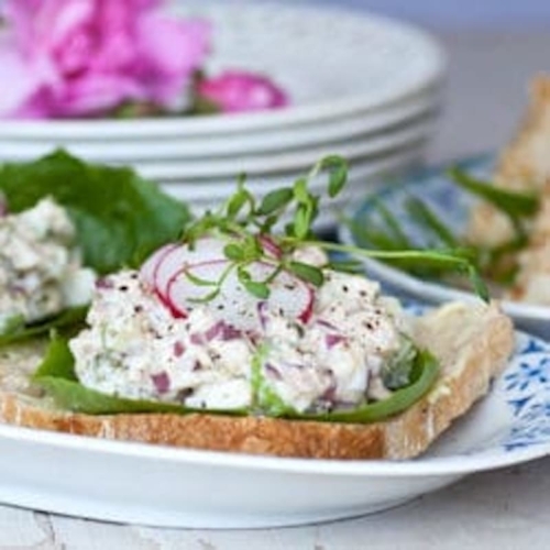 Surdegsmacka med krispig tonfisksallad
