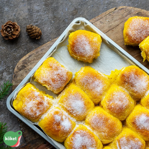 Saffron Buns with Browned Butter in a Baking Sheet