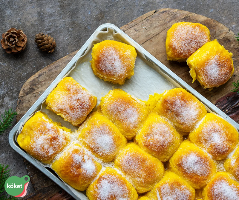 Saffron Buns with Browned Butter in a Baking Sheet